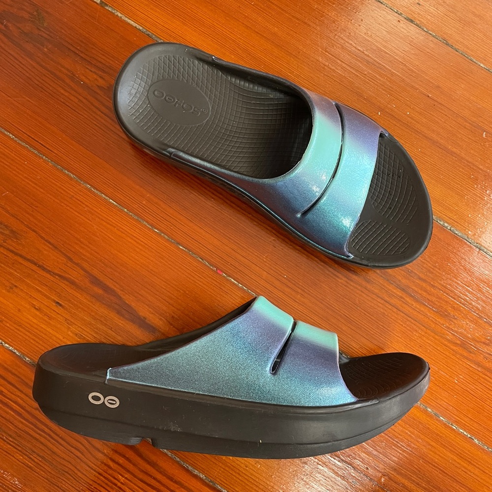 OOFOS Women's Iridescent Teal-Blue Slide Sandals